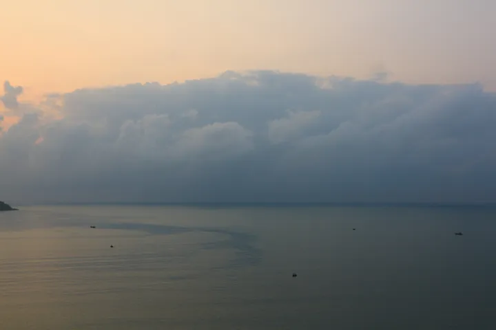 家族だけで海へ遺灰をまく前に―散骨の場で見送る人の安全を守るために確かめたいこと