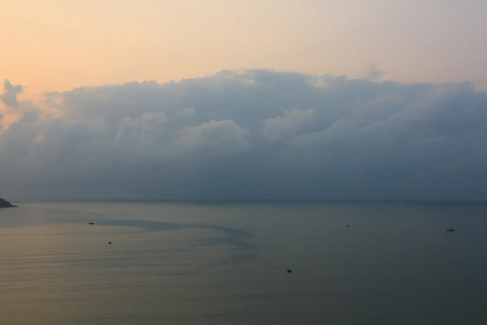 家族だけで海へ遺灰をまく前に―散骨の場で見送る人の安全を守るために確かめたいこと