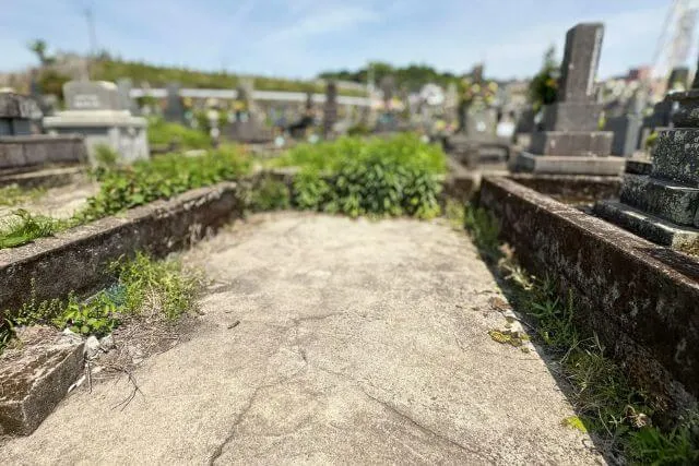木々に囲まれた古い石の墓地
