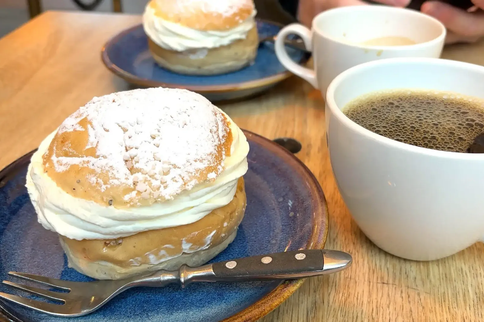 クリームを挟んだフィンランドの菓子パンとコーヒー