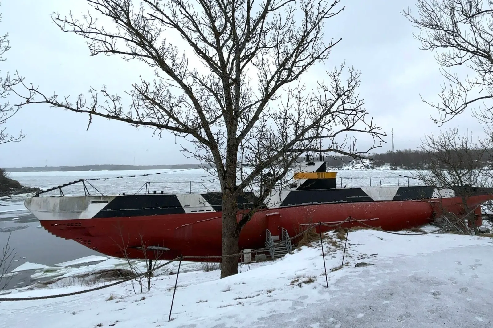 雪に覆われたスオメンリンナ島の潜水艦と冬の木