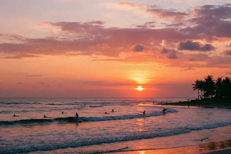 夕陽と祈りが交差するクタ・ビーチ