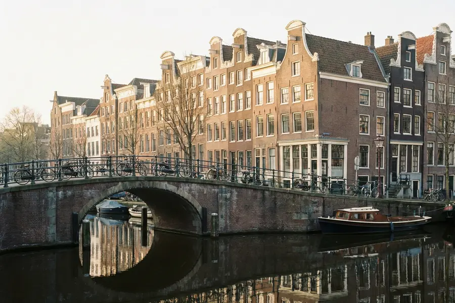 運河と歴史が織りなす美しい街並みでの散骨