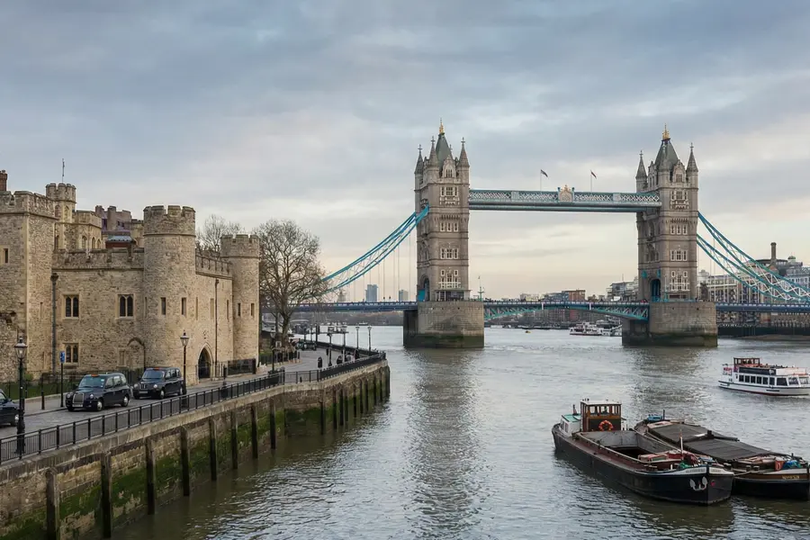 ロンドン（テムズ川） / コーンウォール